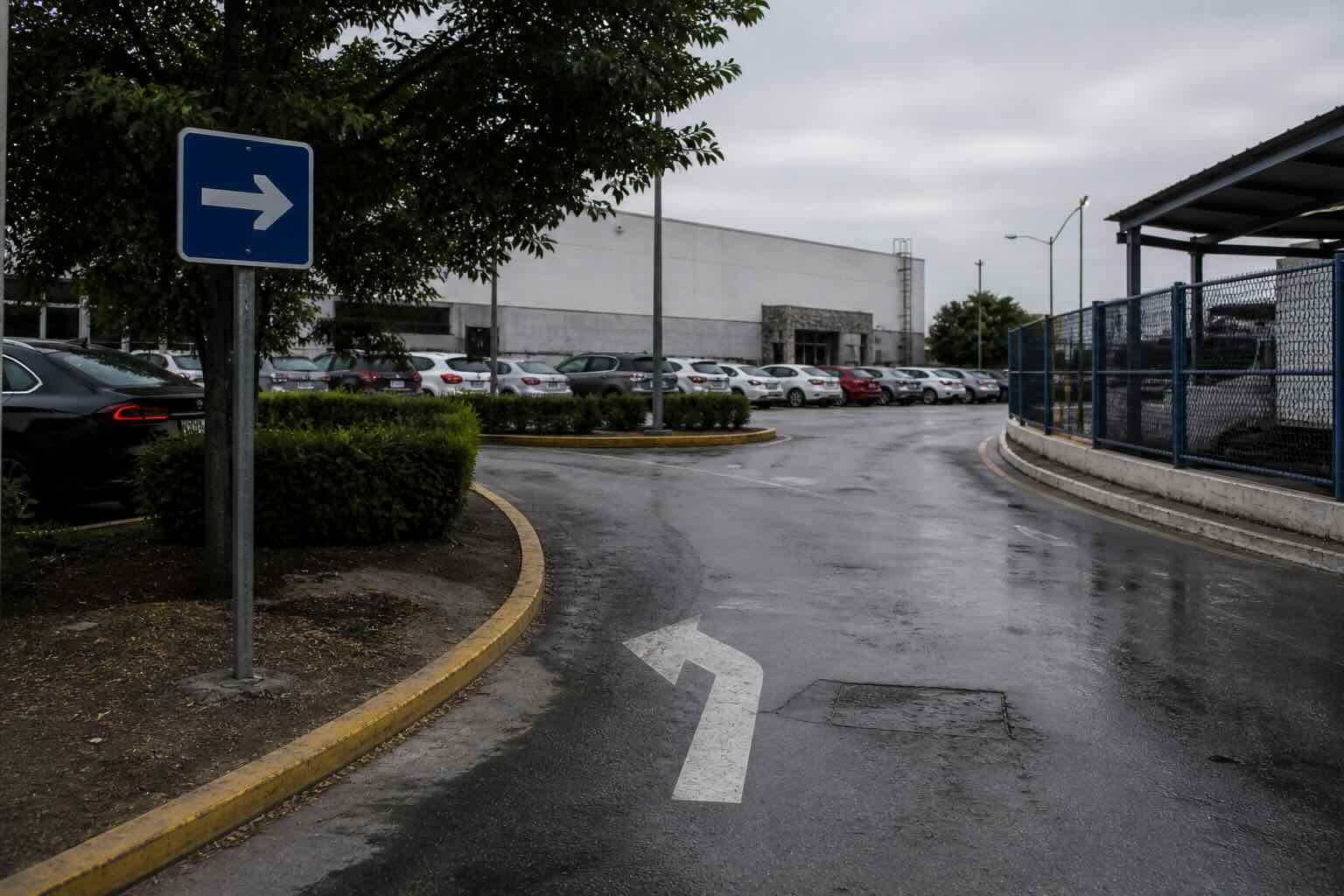 Señalización direccional para estacionamiento