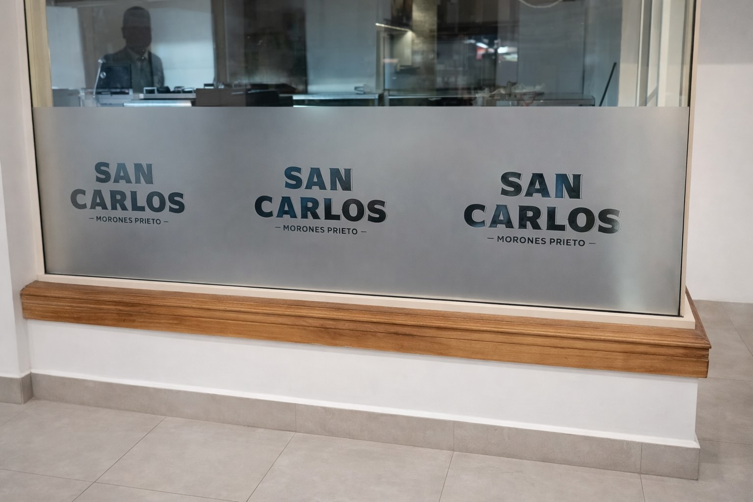 Microperforado para vitrinas comerciales